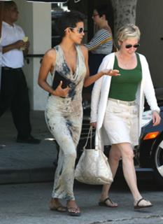 Halle Berry feet photo thumbnail