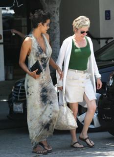 Halle Berry feet photo thumbnail