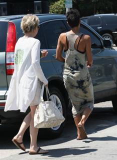 Halle Berry feet photo thumbnail