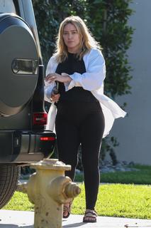 Hilary Duff feet photo thumbnail
