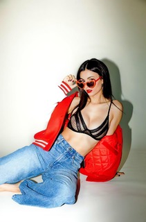 Victoria Justice feet photo thumbnail