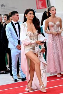 Jacqueline Fernandez feet photo thumbnail
