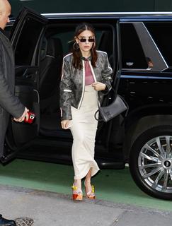 Millie Bobby Brown feet photo thumbnail