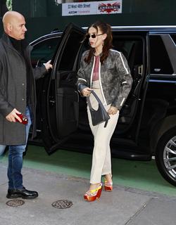 Millie Bobby Brown feet photo thumbnail