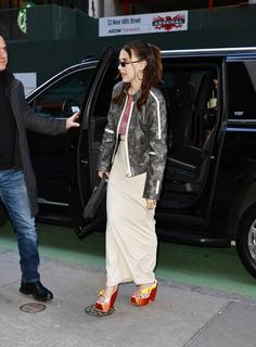 Millie Bobby Brown feet photo thumbnail