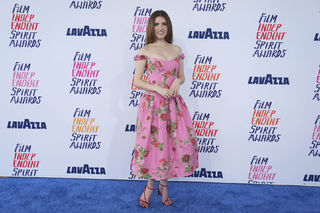 Anna Kendrick feet photo thumbnail