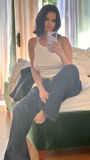 Selena Gomez feet photo thumbnail