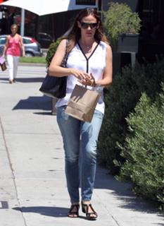 Jennifer Garner feet photo thumbnail