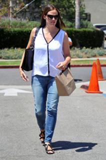Jennifer Garner feet photo thumbnail