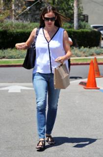 Jennifer Garner feet photo thumbnail
