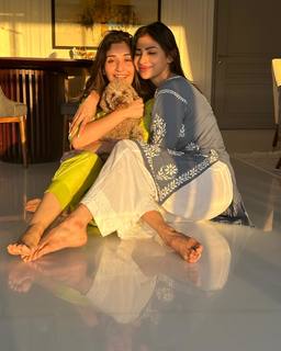 Mouni Roy feet photo thumbnail