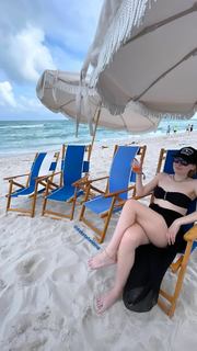 Dakota Fanning feet photo thumbnail