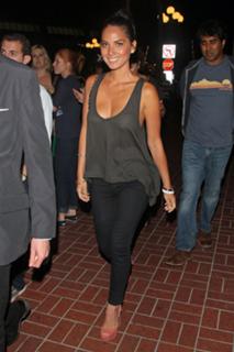 Olivia Munn feet photo thumbnail