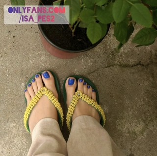 Isa Pes feet photo thumbnail