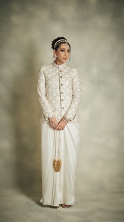 Karisma Kapoor feet photo thumbnail