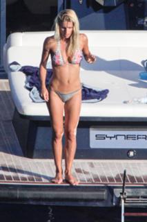Michelle Hunziker feet photo thumbnail