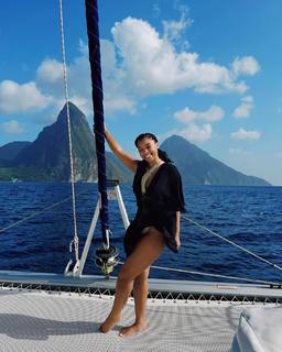 Chloe Bailey feet photo thumbnail