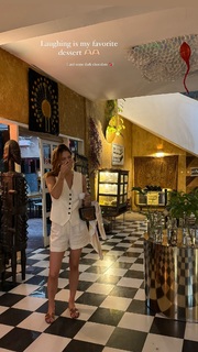 Iris Mittenaere feet photo thumbnail