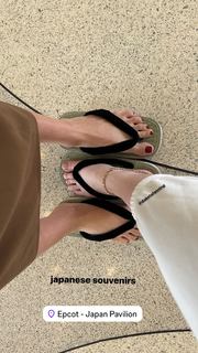 Dakota Fanning feet photo thumbnail