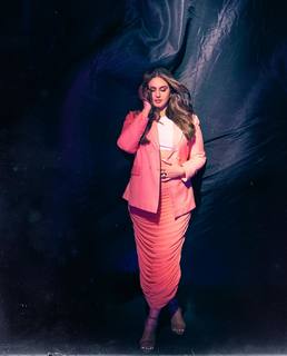 Huma Qureshi feet photo thumbnail