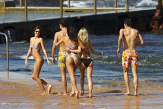 Miranda Kerr feet photo thumbnail