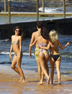 Miranda Kerr feet photo thumbnail