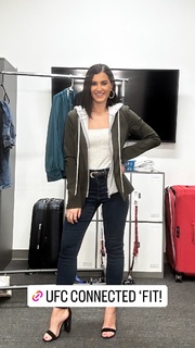Megan Olivi feet photo thumbnail