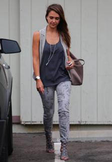 Jessica Alba feet photo thumbnail
