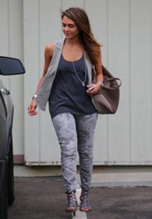 Jessica Alba feet photo thumbnail