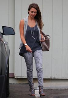Jessica Alba feet photo thumbnail