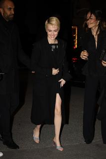 Zoey Deutch feet photo thumbnail