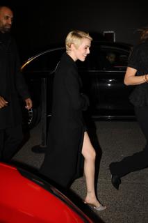 Zoey Deutch feet photo thumbnail