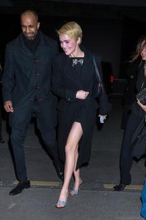 Zoey Deutch feet photo thumbnail