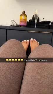 Queen Naija feet photo thumbnail