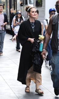Leighton Meester feet photo thumbnail