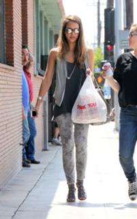 Jessica Alba feet photo thumbnail