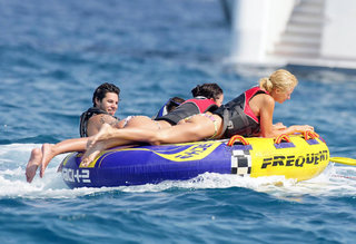 Paris Hilton feet photo thumbnail