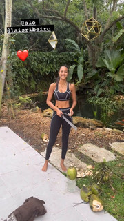 Lais Ribeiro feet photo thumbnail