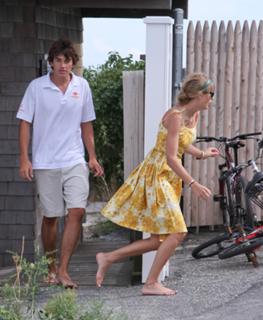 Taylor Swift feet photo thumbnail