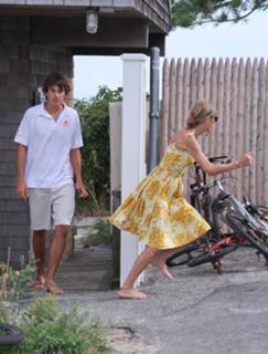 Taylor Swift feet photo thumbnail
