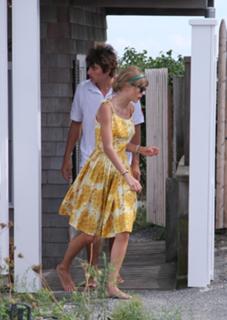 Taylor Swift feet photo thumbnail