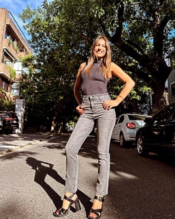 Carolina Ardohain feet photo thumbnail