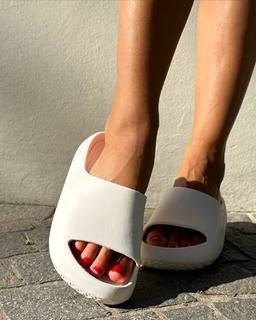 Carolina Ardohain feet photo thumbnail