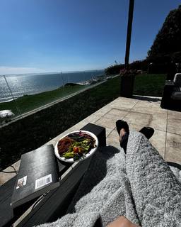 Erin Lim feet photo thumbnail