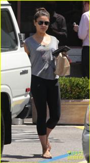 Mila Kunis feet photo thumbnail