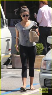 Mila Kunis feet photo thumbnail