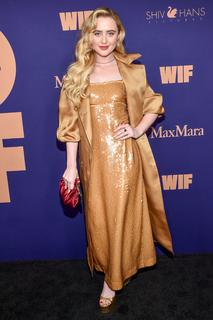 Kathryn Newton feet photo thumbnail