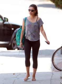 Mila Kunis feet photo thumbnail