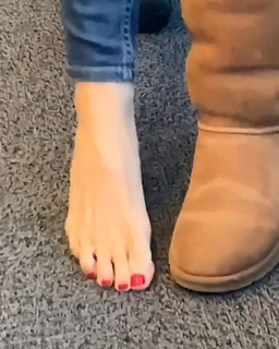 Kyle Unfug feet photo thumbnail