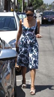 Vanessa Hudgens feet photo thumbnail